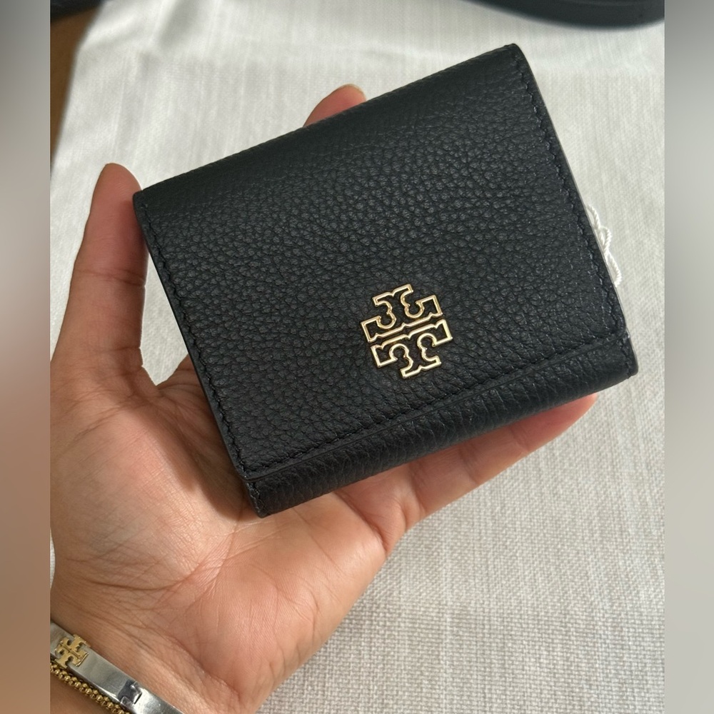 New Tory Burch Britten Compact Pebbled Leather Wallet in Black